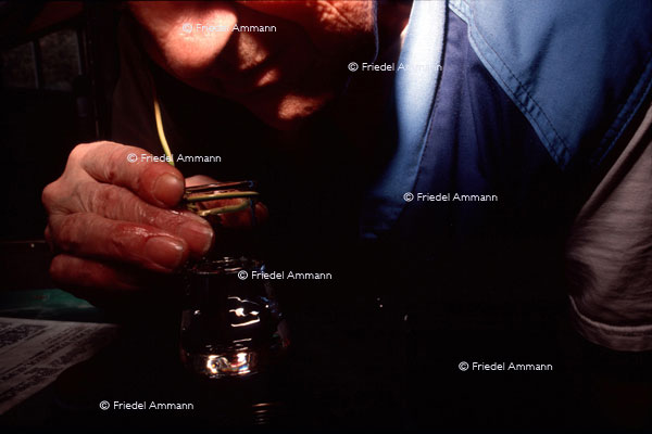 WIRTSCHAFT / ECONOMY - Handwerk / Craft – Duftforscherin / Fragrance Research