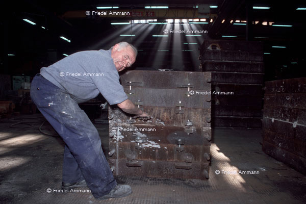 WIRTSCHAFT / ECONOMY - Handwerk / Craft – Giesser / Caster