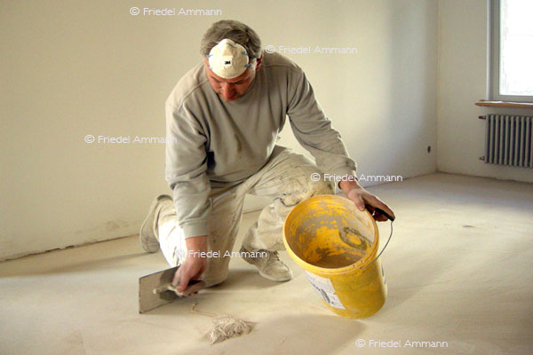 WIRTSCHAFT / ECONOMY - Handwerk / Craft – Bauarbeiter / Mason