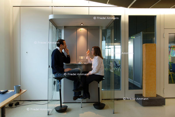 WIRTSCHAFT / ECONOMY - Büro / Office – Raucherecke / Smoking Corner