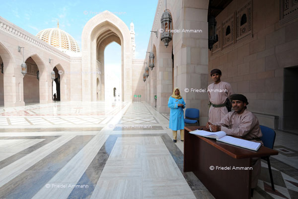 WIRTSCHAFT / ECONOMY - Dienstleistung / Service –Moscheeaufseher / Attendant of a Mosque, Muscat, Oman