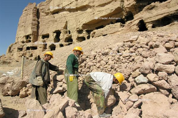 WIRTSCHAFT / ECONOMY – Architektur / Building - Nischen der Buddha-Statuen, Bamiyan, Afghanistan