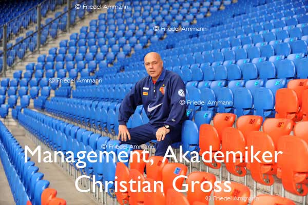 WIRTSCHAFT / ECONOMY – Akademiker / Management  - Christian Gross, Fussballtrainer