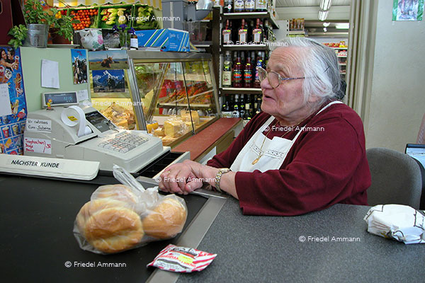 WIRTSCHAFT / ECONOMY - Business – Kassiererin / Cashier
