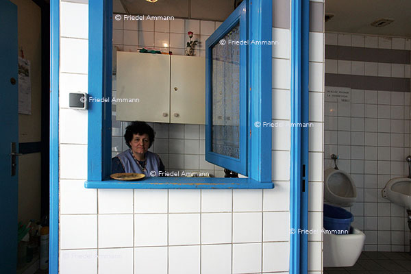  WIRTSCHAFT / ECONOMY - Business – Toilettenreinigungsfrau / Charlady 