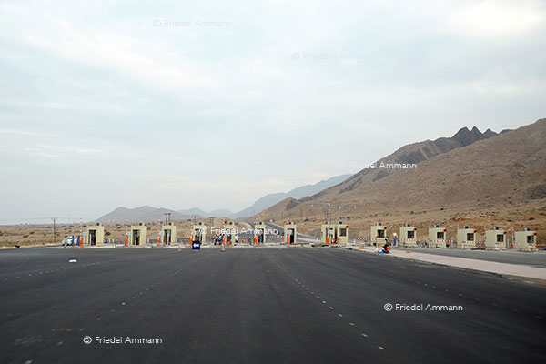 WIRTSCHAFT / ECONOMY - Big Business - Autobahnmaut Zahlstelle / Highway Toll - Muscat-Sur, Oman 