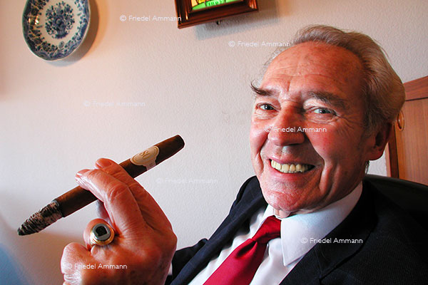 WIRTSCHAFT / ECONOMY - Big Business - Ernst Schneider †, ehemaliger Davidoff-Patron, Basel