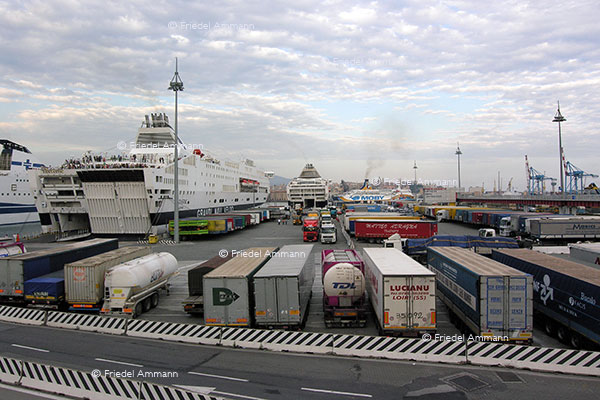 WIRTSCHAFT / ECONOMY - Big Business – Spedition, Hafen Genua