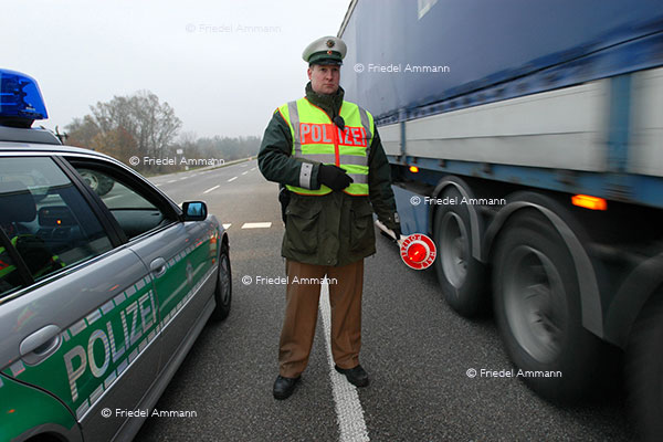 WIRTSCHAFT / ECONOMY – Geld / Finance – Grenzkontrolle / Border Control