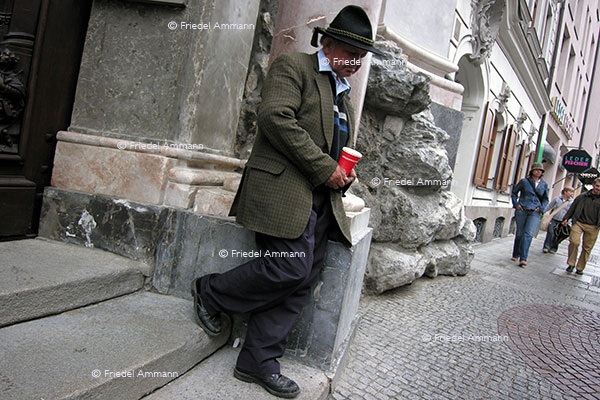 WIRTSCHAFT / ECONOMY – Geld / Finance – Betteln / Begging