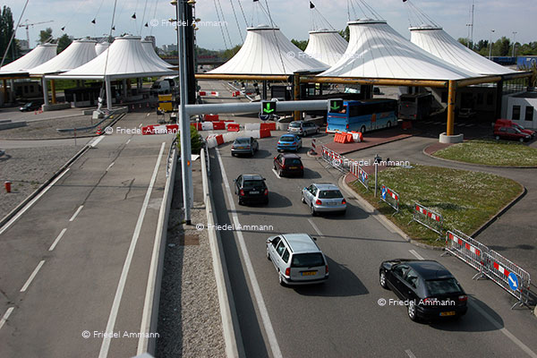 WIRTSCHAFT / ECONOMY - Globalisierung / Globalization - Autobahnzoll / Border, Basel - France