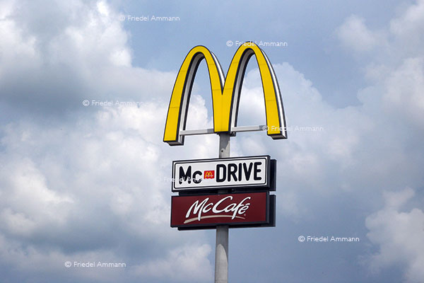 WIRTSCHAFT / ECONOMY - Globalisierung / Globalization - American way of life