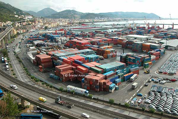 WIRTSCHAFT / ECONOMY - Globalisierung / Globalization – Hafen / Port Salerno, Italia