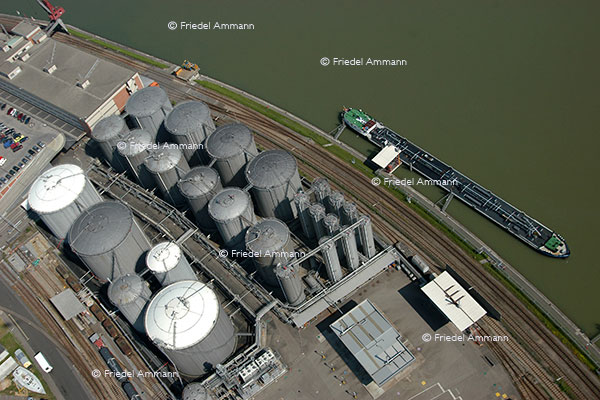 WIRTSCHAFT / ECONOMY - Globalisierung / Globalization - Rheinhafen / Port Birsfelden, Basel