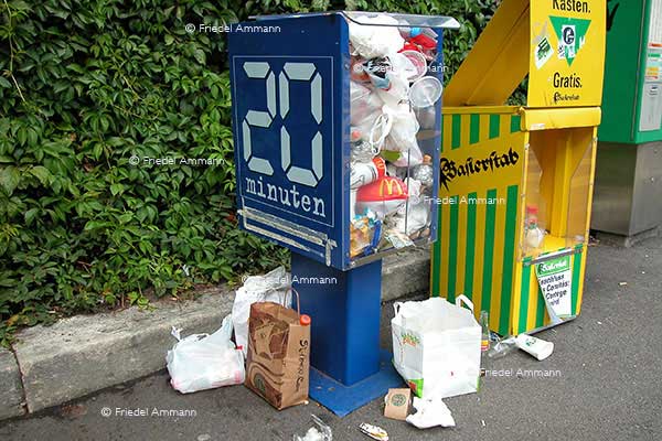 WIRTSCHAFT / ECONOMY - Konsum / Consumption - Gratiszeitungen, Littering