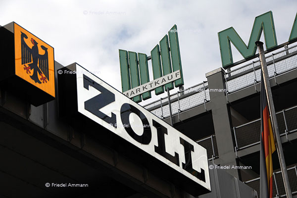 WIRTSCHAFT / ECONOMY - Konsum / Consumption - Border Shopping - Basel-Weil am Rhein, Deutschland
