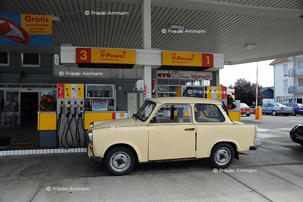  WIRTSCHAFT / ECONOMY - Konsum / Consumption - Trabbi an Wessitankstelle / Former East German Car Trabbi 