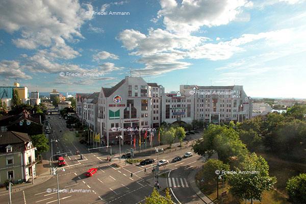 WIRTSCHAFT / ECONOMY - Konsum / Consumption – Kaufhof / Shopping Mall, Weil am Rhein, Deutschland 