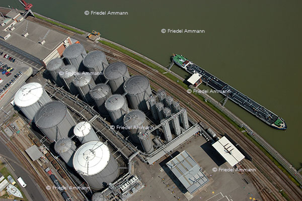 WIRTSCHAFT / ECONOMY - Konsum / Consumption - Rheinhafen / Port, Birsfelden, Basel