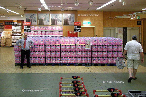 WIRTSCHAFT / ECONOMY - Konsum / Consumption - Wasser im Angebot / Water on Sale