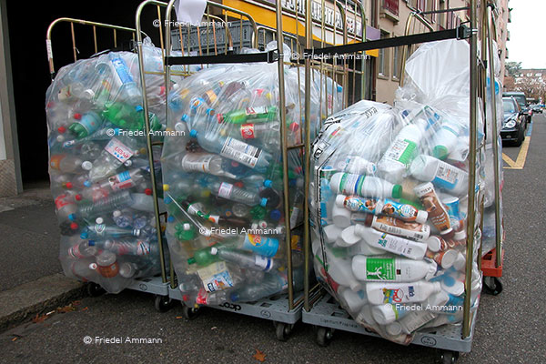 WIRTSCHAFT / ECONOMY - Konsum / Consumption - PET Abfall-Sammlung / Recycling