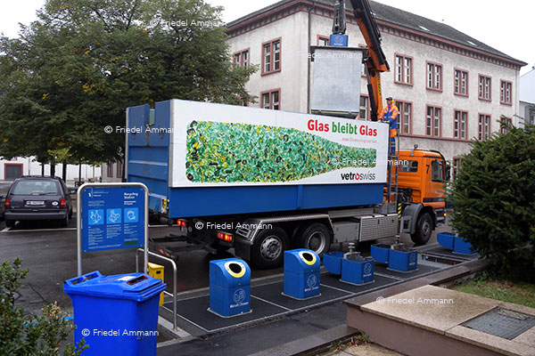 WIRTSCHAFT / ECONOMY - Konsum / Consumption - Glas Abfall-Sammelstelle / Glass Recycling