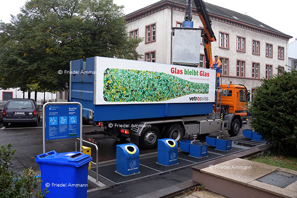 WIRTSCHAFT / ECONOMY - Energie / Environment - Glas-Sammlung / Glass Recycling