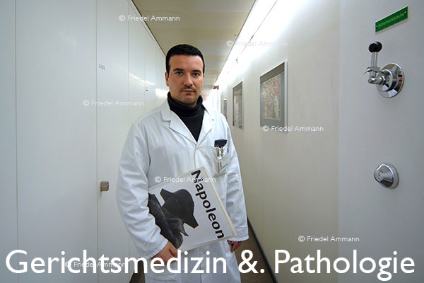 WIRTSCHAFT / ECONOMY - Forschung / Research - Rechtsmedizin &. Pathologie, Dr. Lugli, Basel