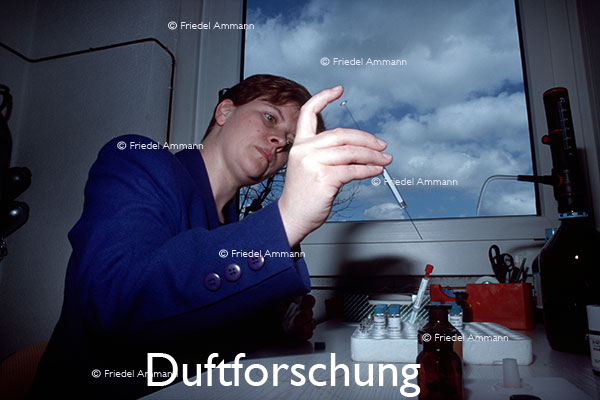 WIRTSCHAFT / ECONOMY - Forschung / Research – Duftforschung