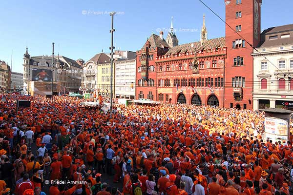 WIRTSCHAFT / ECONOMY - Tourismus Schweiz  - Oranje, die Holländer zu Gast in Basel