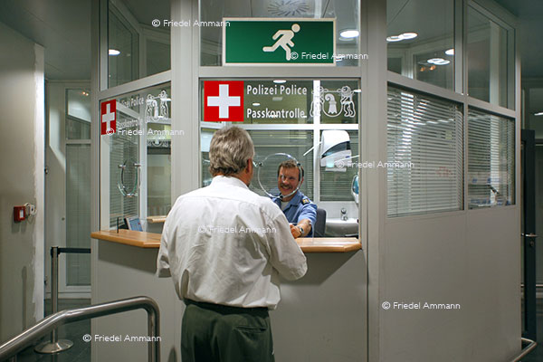  WIRTSCHAFT / ECONOMY - Tourismus Schweiz  – Grenzkontrolle - Euroairport, Basel 