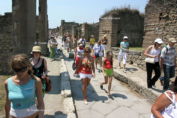WIRTSCHAFT / ECONOMY - Tourismus international - Pompei, Italia 