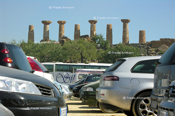 WIRTSCHAFT / ECONOMY - Tourismus international - Herakles Temple - Agrigent, Sizilien, Italia