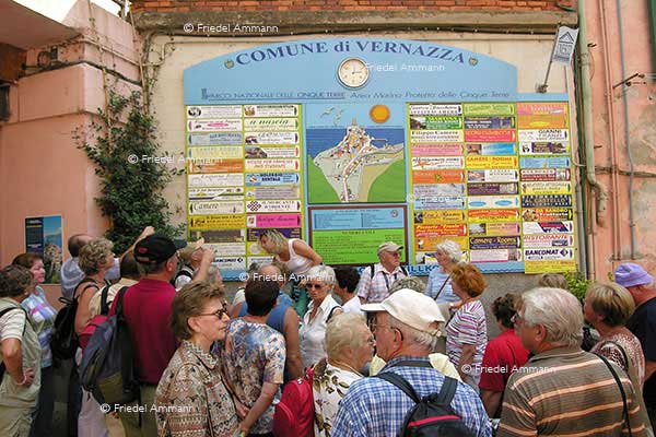 WIRTSCHAFT / ECONOMY - Tourismus international - Vernazza, Cinque Terre, Italia 