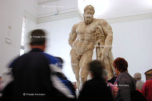 WIRTSCHAFT / ECONOMY - Tourismus international - National Archaeological Museum, Napoli, Italia