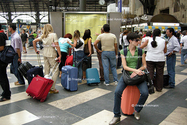 WIRTSCHAFT / ECONOMY - Tourismus international - Milano Centrale, Italia