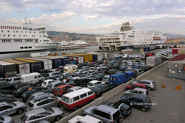 WIRTSCHAFT / ECONOMY - Tourismus international – Harbour - Genua, Italia