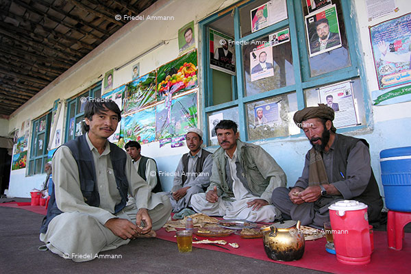 WIRTSCHAFT / ECONOMY - Gastronomie / Hospitality - Typische Raststätte / Traditional Roadhouse, Afghanistan