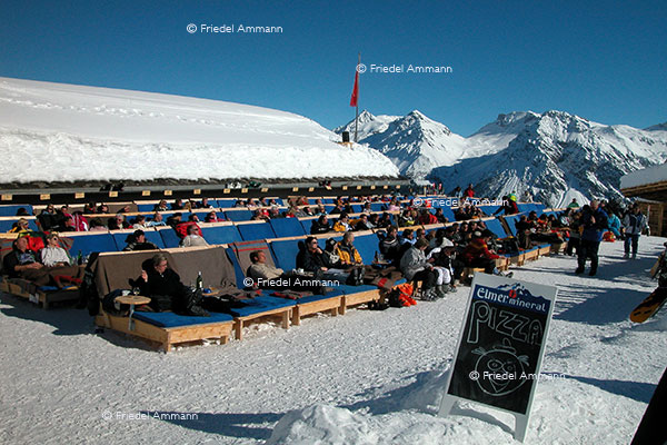 WIRTSCHAFT / ECONOMY - Gastronomie / Hospitality - Wintersport-Restaurant in den Alpen