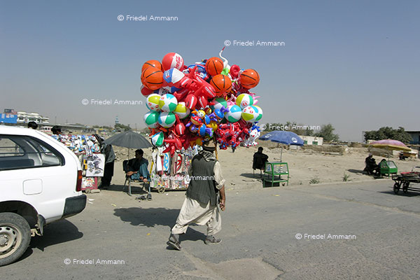 WIRTSCHAFT / ECONOMY - Handel / Retail – Strassenmarkt / Roadside Market - Kabul, Afghanistan
