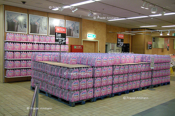  WIRTSCHAFT / ECONOMY - Handel / Trade - Wasser im Angebot / Water on Sale 