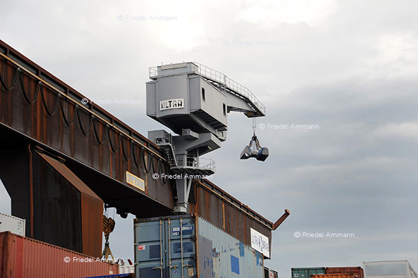 WIRTSCHAFT / ECONOMY - Handel / Trade - Rheinhafen / Port Birsfelden, Basel