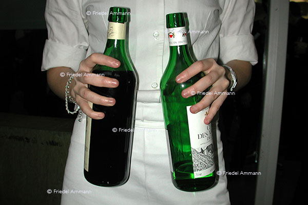 WIRTSCHAFT / ECONOMY - Gesellschaft / Society - Zwischen Vernissage und Finissage / To floor a bottle