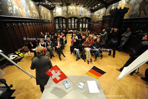 WIRTSCHAFT / ECONOMY - Gesellschaft / Society - «Deutsche, neu in der Schweiz?» Ausländerberatung / «Germans, new in Switzerland?» Foreigner Counselling