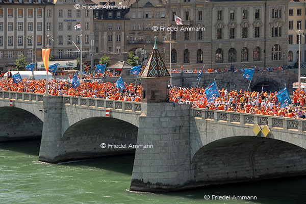 WIRTSCHAFT / ECONOMY - Gesellschaft / Society - Oranje, die Holländer als Touristen / Dutch Tourist – Mittlere Rheinbrücke, Basel, Schweiz
