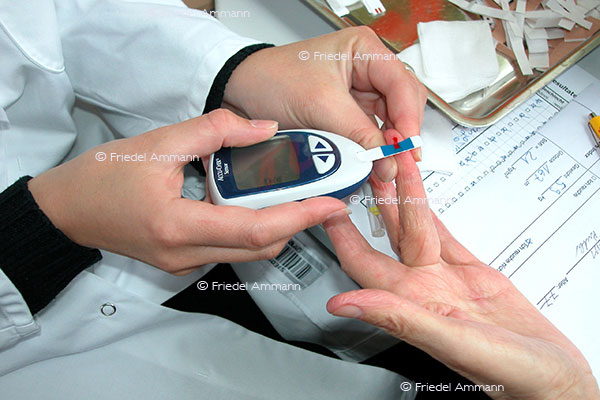 WIRTSCHAFT / ECONOMY - Gesundheitswesen / Health – Blutentnahme / Blood Sample