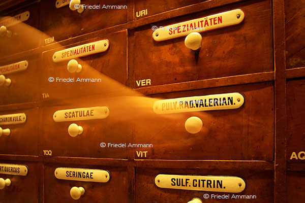 WIRTSCHAFT / ECONOMY - Gesundheitswesen / Health – Apotheke / Old Pharmacy