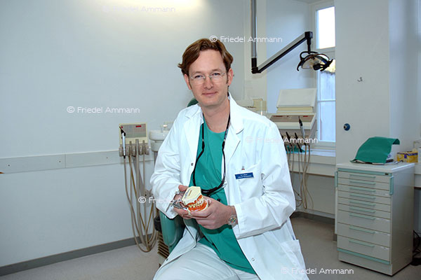 WIRTSCHAFT / ECONOMY - Gesundheitswesen / Health - Dr. Clemens Walter - Spezialist für Parodontologie / Odontology - Uniklinik Basel