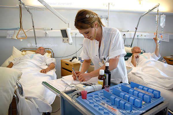 WIRTSCHAFT / ECONOMY - Schulmedizin / Medical Science – Medikamentenabgabe / Medicine Dispensation