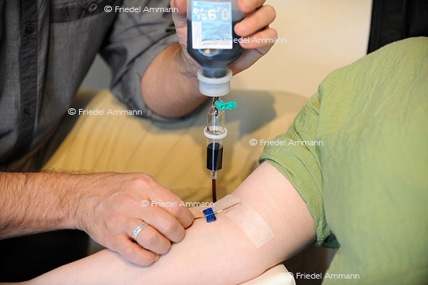 WIRTSCHAFT / ECONOMY - Schulmedizin / Medical Science - Infusion setzen / Intravenous Drip